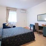 Colibri 招待所 3*